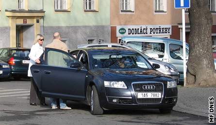 Bodyguard otevírá dvee manelce premiéra Pavle Topolánkové poblí jejího bytu na Hradanech.