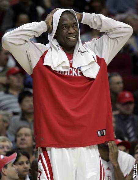 Dikembe Mutombo z Houstonu se spokojen usmívá v závru utkání NBA.