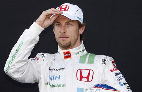 Britský pilot Jenson Button pi pedsezónním pedstavování vozu.