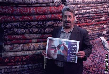 Íránec s novinami v rukou. Ilustraní foto