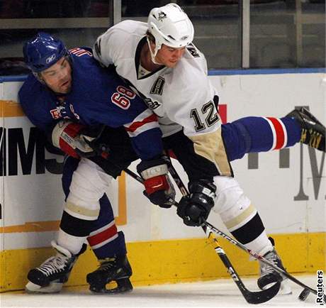 NY Rangers - Pittsburgh: Jágr (vlevo) a Malone