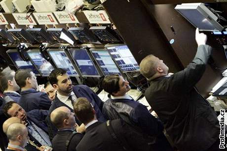 Newyorský Dow Jones poprvé v historii uzavel nad 14 000 bod.