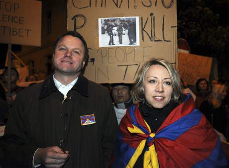 Martin Bursík a Kateřina Jacques na demonstraci před čínskou ambasádou