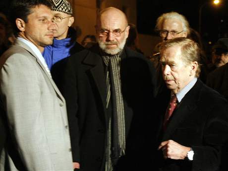 Exprezident Vclav Havel na demonstraci ped nskou ambasdou