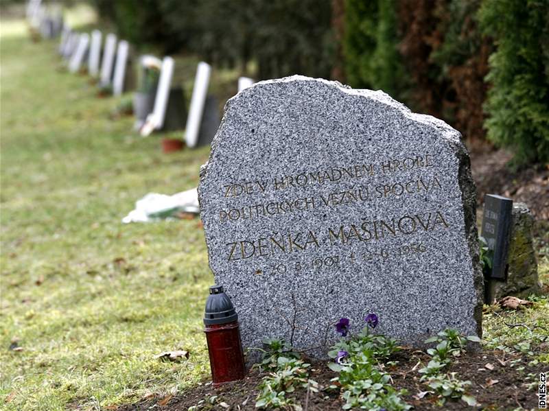 O hrozivém zjištění neměla Zdena Mašínová kromě hrobníkových slov dlouho žádný důkaz