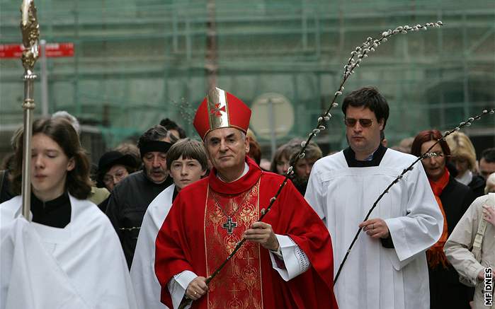 Kvtná nedle. Biskup Vojtch Cikrle poehnal lidem koiky v Denisových sadech.