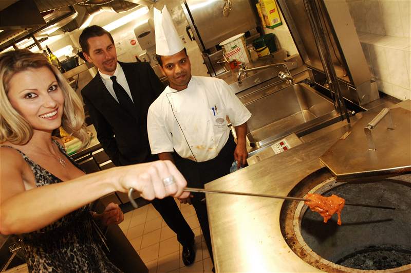 Jitka Kocurová v kuchyni hotelu Mandarín Oriental kontroluje pípravu pravé tandoori