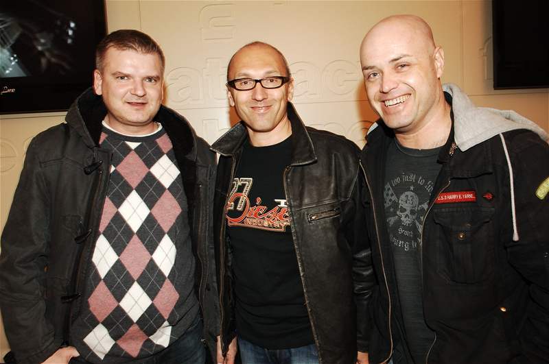 zleva: éf vlastní tvorby TV Prima Rostislav Uher, dramaturg turné a objevil Ewy Farne Leek Wronka a hudebník Petr ika