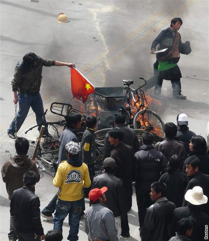 Hořící vlajky a kola ve Lhase