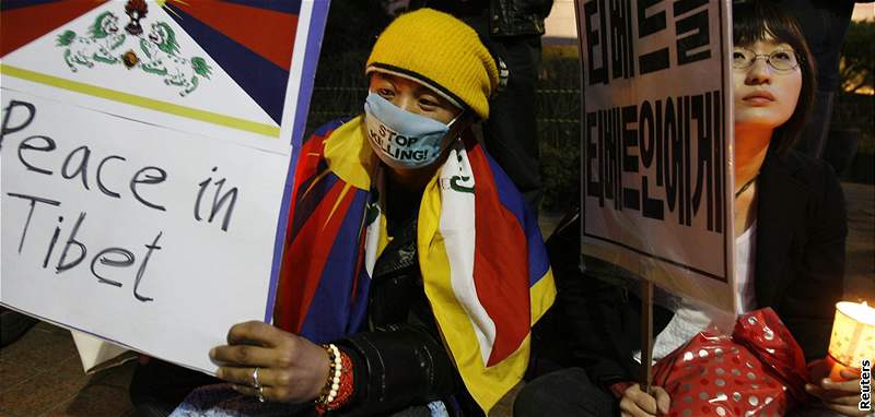 Protesty Jihokorejc proti okupaci Tibetu. (18. bezna 2008)