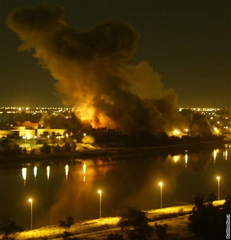 Irácké ministerstvo plánování vzplálo po jednom z amerických nálet. (20. bezna 2003)