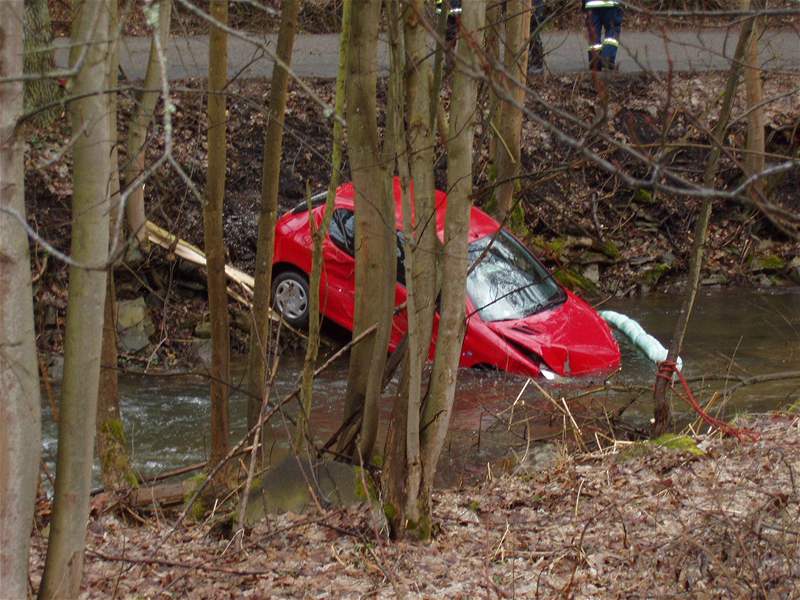ervený Peugeot skonil po nehod v potoce