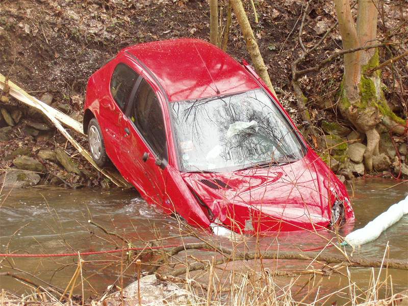 ervený Peugeot skonil po nehod v potoce