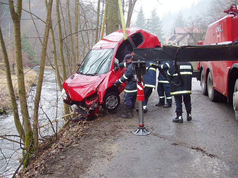 ervený Peugeot skonil po nehod v potoce