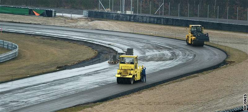 Autodrom v Brn prochází kompletní výmnou asfaltu