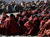 Tibettí buddhistití mnii pi protiínských protestech (14. bezna 2008)