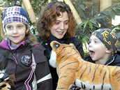 Patnáctimiliontá návtvnice brnnské zoo Martina Drková s dtmi Kamilou a Adamem.
