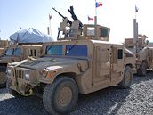 Terénní v�z Humvee, ve kterém se vojáci vraceli akce, najel v provincii Lógar na improvizovanou výbu�ninu.