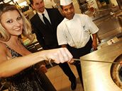 Jitka Kocurová v kuchyni hotelu Mandarín Oriental kontroluje pípravu pravé tandoori