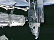 Raketoplán Endeavour u stanice ISS (13. bezna 2008)
