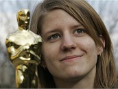 Markéta Irglová pózuje se soškou Oscara na břehy řeky Bečvy