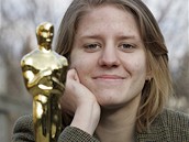 Markéta Irglová pózuje se sokou Oscara na behy eky Bevy