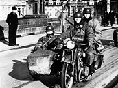 Vojáci wehrmachtu 15. bezna 1939 na Karlov most, dva dny poté, co byl o obsazení Moravec varován