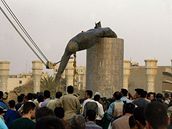 Pt let války v Iráku - Iráané pihlíejí v Bagdádu strení sochy Saddáma...