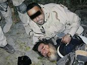 Pt let války v Iráku - Amerití vojáci zatýkají prezidenta Saddáma Husajna....