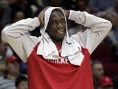 Dikembe Mutombo z Houstonu se spokojen usmívá v závru utkání NBA.