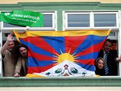 Tibetská vlajka v oknech Poslanecké snmovny