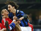 Inter Milán - Liverpool: Ibrahimovic (vpravo) v souboji se krtelem