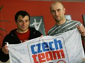 tpánek (vpravo) a Volf s olympijskou vlajkou