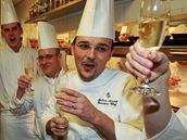 �éfkucha� Andrea Accordi slavil se svými kolegy v srdci ocen�né restaurace Allegro.