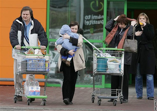 Velikono�ní nákupy v Globusu