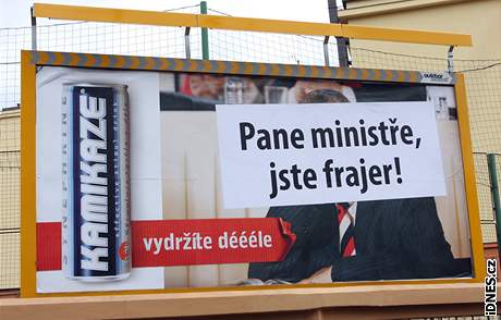 Firma billboard nestáhla a ministrovu shovívavost ocenila dalím sloganem.