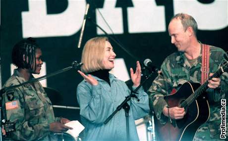 Hillary Clintonová na americké základn v Tuzle v beznu 1996