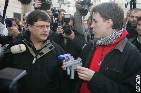 Mluvčí Ne základnám Jan Májíček (s palestinským šátkem) při víkendové demonstraci před americkou ambasádou.