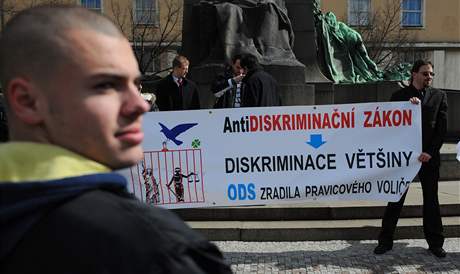 astnci demonstrace Nrodn strany na Palackho nmst v Praze. (22. bezna 2008)