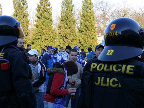 Policie ped zimnm stadionem v Mlad Boleslavi. (22. bezna 2008)