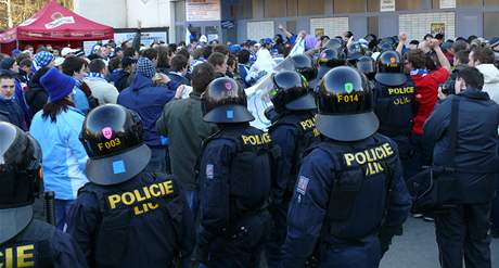 Policie ped zimnm stadionem v Mlad Boleslavi. (22. bezna 2008)