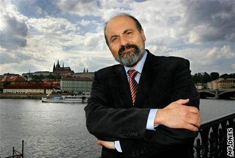 K�es�an se nesmí stát stádovým blbe�kem, �íká kn�z.