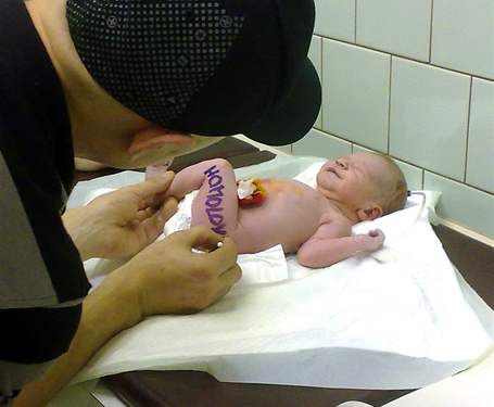Dcerka zpvaky Dary Rolins Laura Homolov se narodila 25. bezna ve 21:15 v prask krsk nemocnici.  Otec Matj Homola (na snmku), zpvk kapely Wohnout, byl u porodu