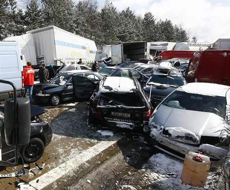 Ped msícem sníh ochromil dálnici D1. Havarovaly na ní desítky aut a kamion.