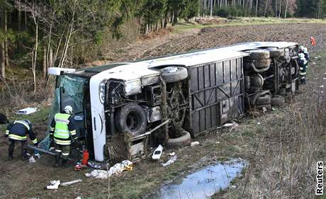 Autobus se pi nehod pevrátil na bok. Ilustraní foto