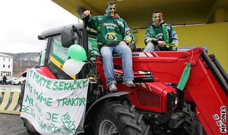 TRAKTORISTÉ. Studenti zemdlské koly jezdí fandit karlovarským hokejistm na traktoru.