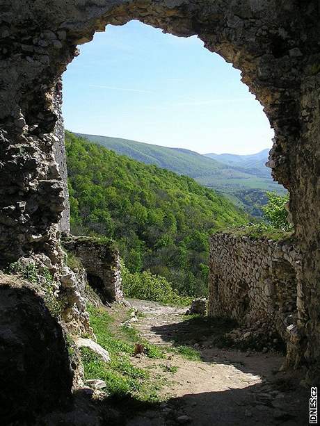 Ze zíceniny Plaveckého hradu je nádherný výhled na Karpaty.