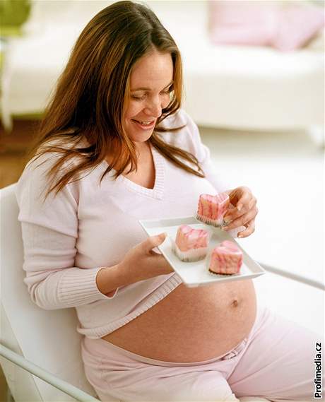 Pokud se budete v těhotenství přejídat, naprogramujete své dítě k obezitě.