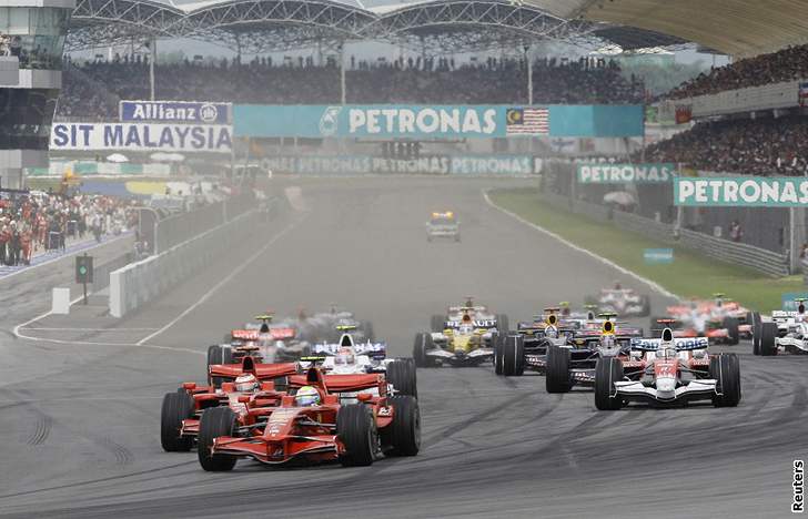Felipe Massa(vepedu) chvíli vedl Velkou cenu Malajsie, nakonec vak nedojel.