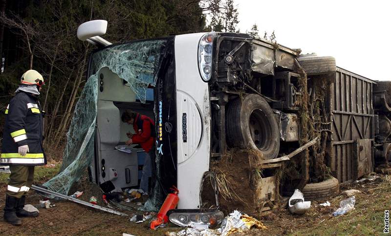 Na rakouské dálnici A1 havaroval polský autobus s turisty.